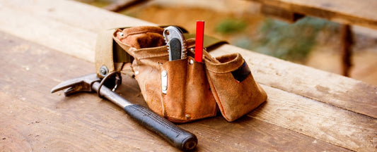 Eine Werkzeugtasche und ein Hammer als Symbol für den Umbau des Shops